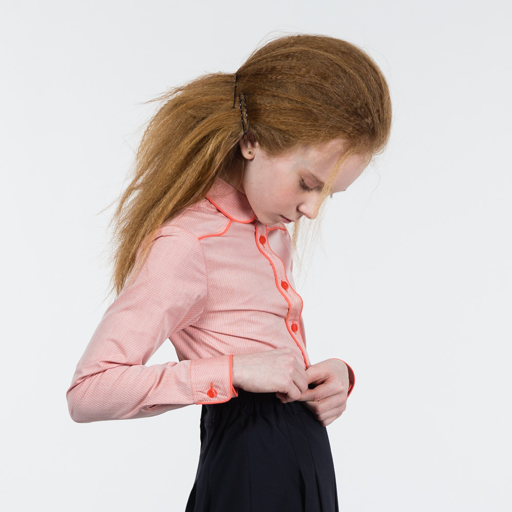 Приталенная блузка на кокетке с оборками